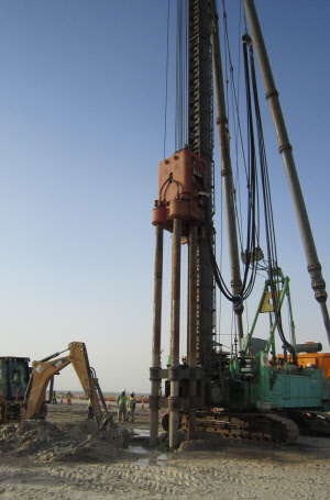 현대건설이 건설현장의 연약지반 개량을 위해 고화재를 주입하고 있다.<현대건설 제공>
